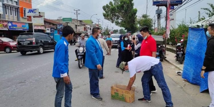 KNPI Labuhanbatu dan PMI saat memberikan Sanitizer kepada warga.