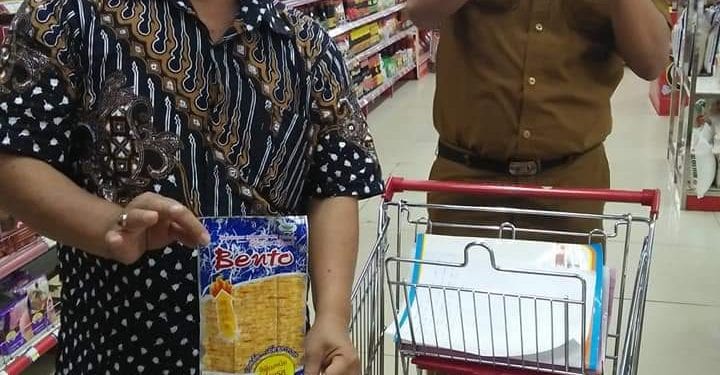 Salahsatu anggota DPRD Kabupaten Labuhanbatu David Siregar saat menunujukkan produk makanan import di Suzuya Supermarket Rantauprapat.