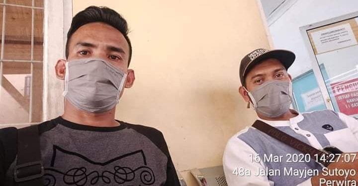 foto/teks: ramadhan batubara
Foto/teks: ramadhan batubara
Dewan Pembina HIMPIPSOS, Ade Willy (tanpa topi) saat mendampingi TG di RSUD Tengku Mansyur Tanjungbalai.