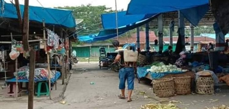 Petugas saat menyemprotkan desinfektan di pasar Negeri Lama Labuhanbatu.