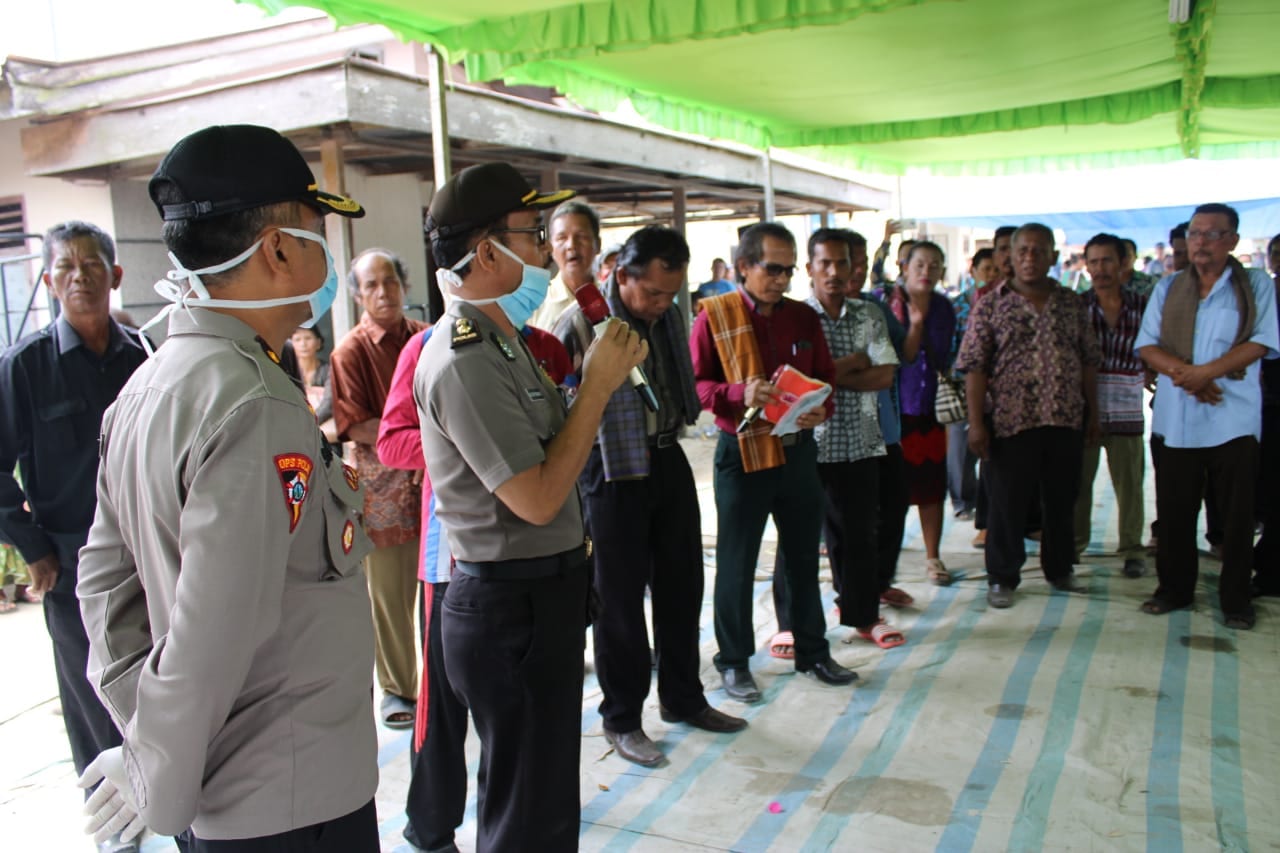 Personel Polres Sergai dan Camat membubarkan pesta adat pemakaman.