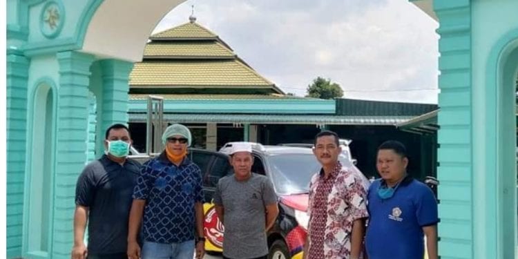 Ketua Karang Taruna Kabupaten Labuhanbatu Aswin saat ikut memantau petugas menyemprotkan desinfektan di salah satu rumah ibadah