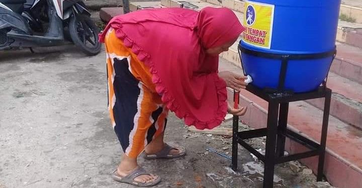 Warga mencuci tangan di depan salahsatu pintu masuk ke Pasar Gelugur Rantauprapat.