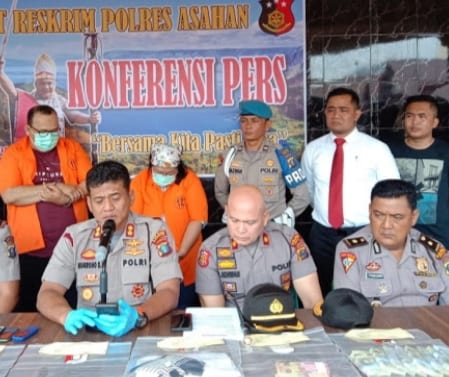 Kapolres Asahan, AKBP Nugroho Dwi Karyanto dalam pers rilis penangkapan 2 tersangka penipuan tukar uang asing.