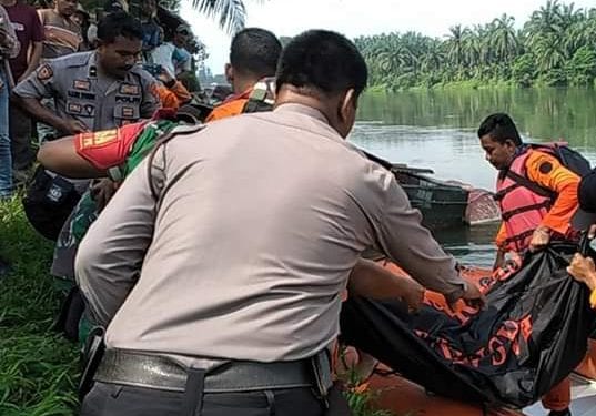 Jenazah Addin yang hanyut di sungai Asahan dievakuasi.