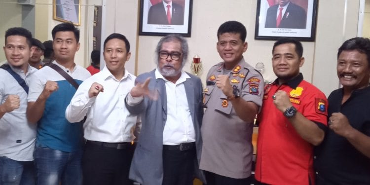 Kapolres Asahan AKBP Nugroho Dwi Karyanto, Ketua Komnas PA Arist Merdeka Sirait dan personel Satreskrim foto bersama