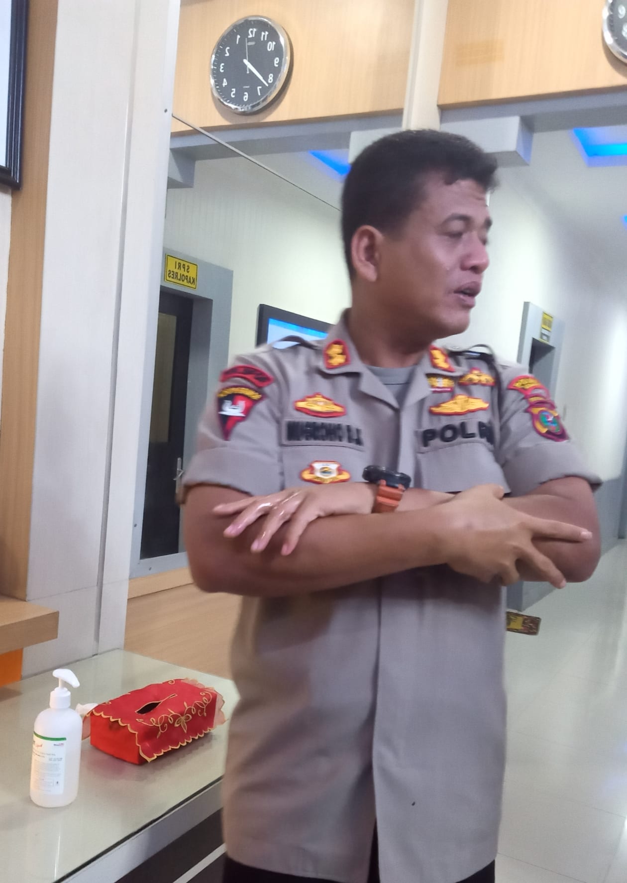 Kapolres Asahan AKBP Nugroho Dwi Karyanto SIK memversihkan tangan pakai anti septic.