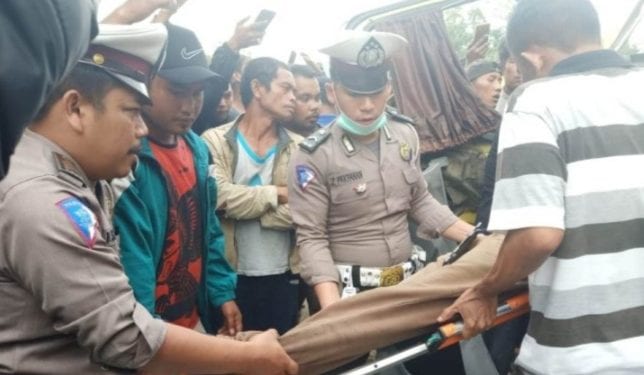 Polisi mengevakuasi jenazah korban kecelakaan di Taput.