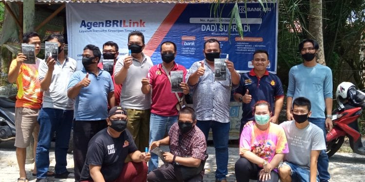 Aling Ong foto bersama wartawan usai pembagian masker dan antiseptic.