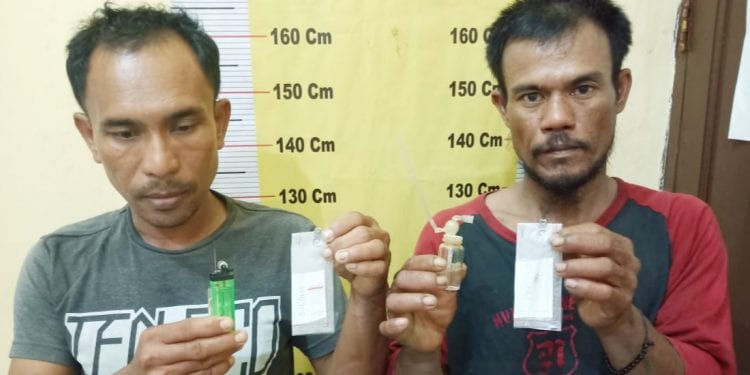 Tersangka Faisal alias Ucok dan Abdul Rahim alias Rahim beserta barang bukti saat dilimpahkan ke Polres Sergai.