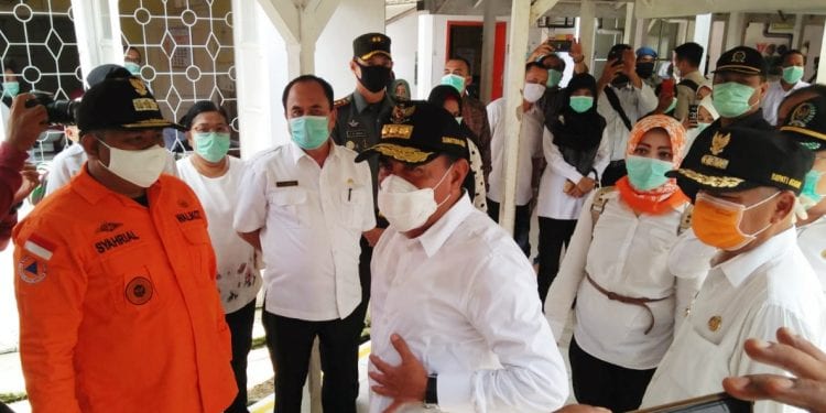 Gubsu Edy Rahmayadi didampingi Walikota Tanjungbalai dan Bupati Asahan saat mengunjungi Posko Karantina Sementara dan RSUD Dr Tengku Mansyur, Kota Tanjungbalai.