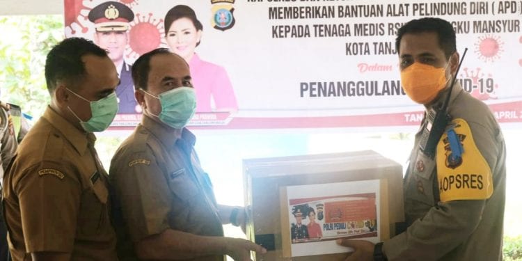 Kapolres Tanjungbalai, AKBP Putu Yudha Prawira menyerahkan bantuan APD kepada Direktur RSUD dr Tengku Mansyur Kota Tanjungbalai