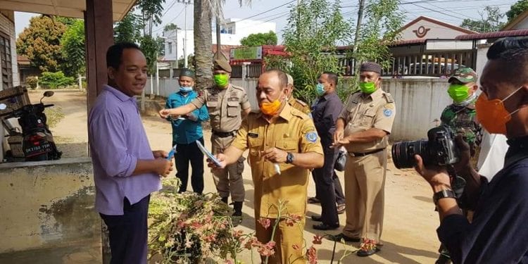 Bupati Labuhanbatu H Andi Suhaimi Dalimunthe ST MT saat mendatangi rumah warga untuk memberikan masker.