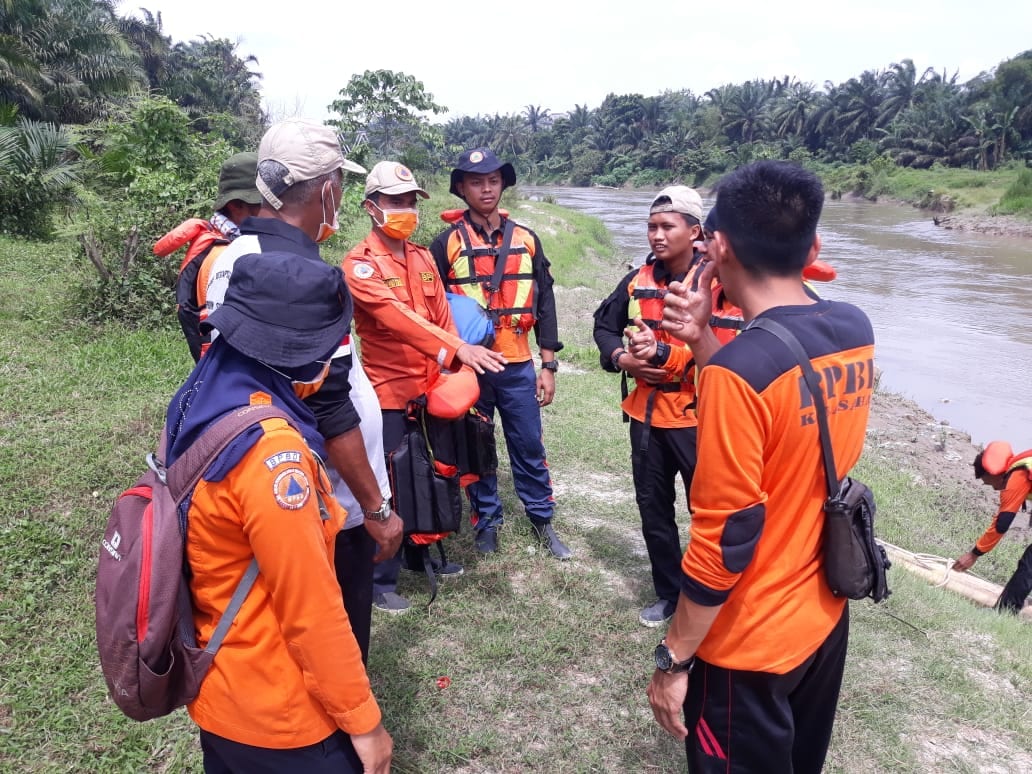 Petugas BPBD Asahan saat melakukan pencarian orang hanyut di Sungai Silau Asahan