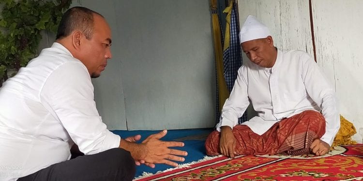 Bupati Labuhanbatu H Andi Suhaimi Dalimunthe ST MT saat bertemu tuan guru Aek Parudangan.