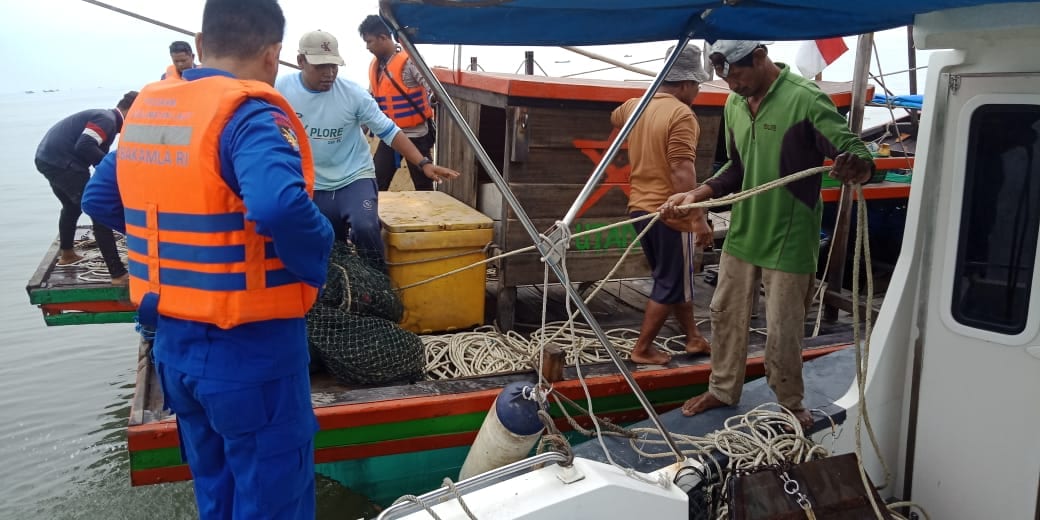 Personel Satpol Air Polres Sergai saat mengamankan pukat Trawl.