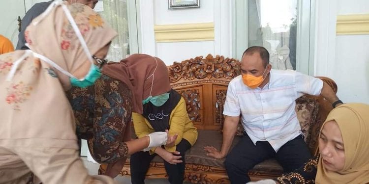 Bupati Labuhanbatu H Andi Suhaimi Dalimunthe ST MT beserta keluarga saat melakukan rapid test.