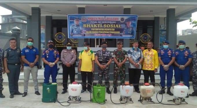 Komandan Posal Sei Berombang Letda Laut (T) Wahid Nurhidayat SH bersama pemuda-pemudi Kelurahan Sei Berombang saat foto bersama.