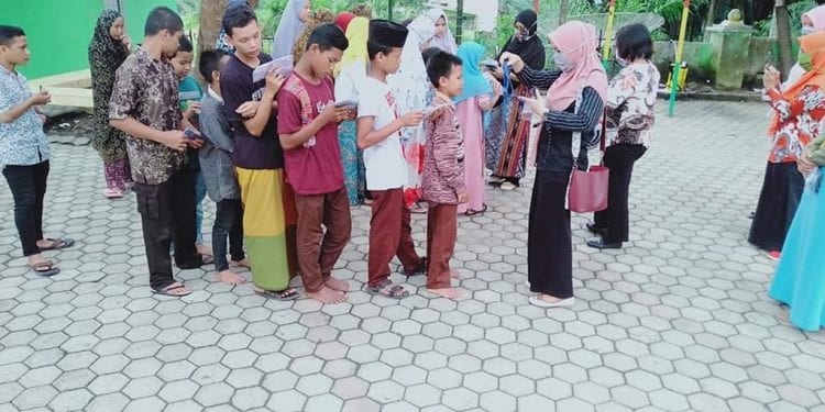 Sejumlah anak yatim di Panti Asuhan Al Arif saat menerima santunan dari Dharma Wanita Diskominfo Labuhanbatu.