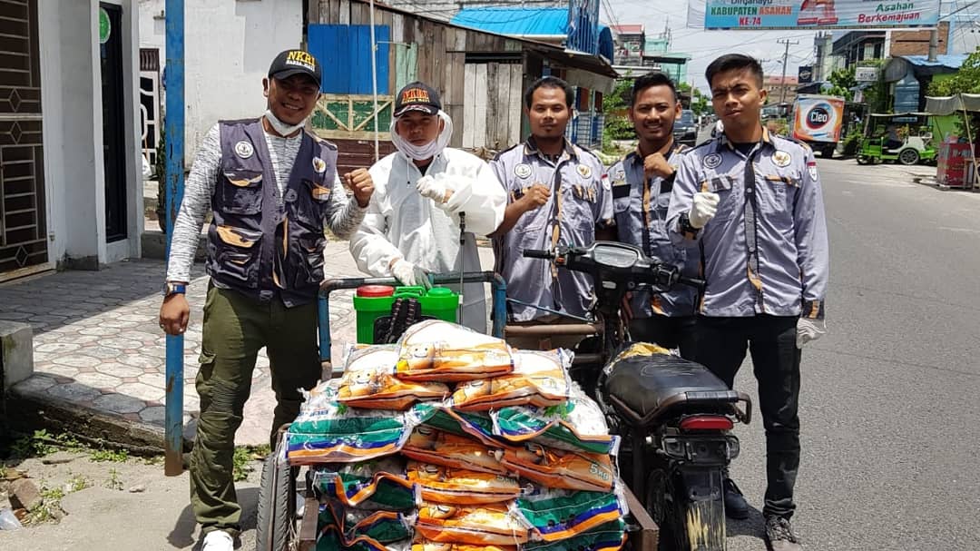 Pengurus GM Pekat IB Sumut memberikan bantuan kepada ratusan warga.