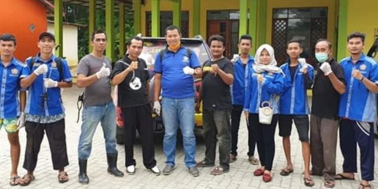 Ketua Karang Taruna Labuhanbatu, Aswin berfoto bersama pengurus seusai kegiatan baksos tersebut.