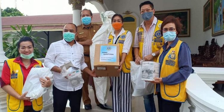 Bupati Labuhanbatu H Andi Suhaimi Dalimunthe ST MT saat menerima APD dari Lion's Club.