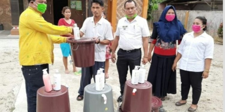 Camat Pangkatan Hulwi saat menyerahkan bantuan.