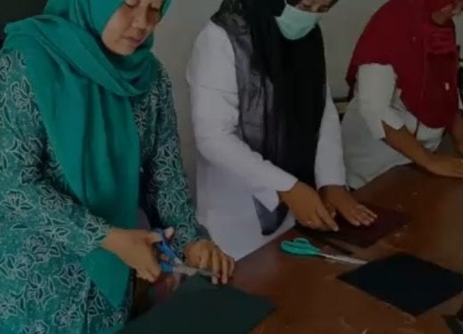 Anggota PKK Desa saat mengerjakan pembuatan masker kain untuk dibagikan kepada masyarakat Labuhanbatu.