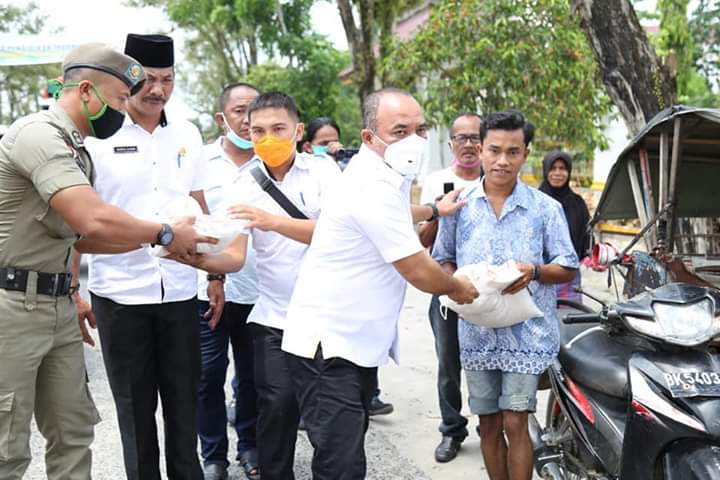 Bupati Labuhanbatu H Andi Suhaimi Dalimunthe ST MT saat memberikan Sembako kepada abang becak.