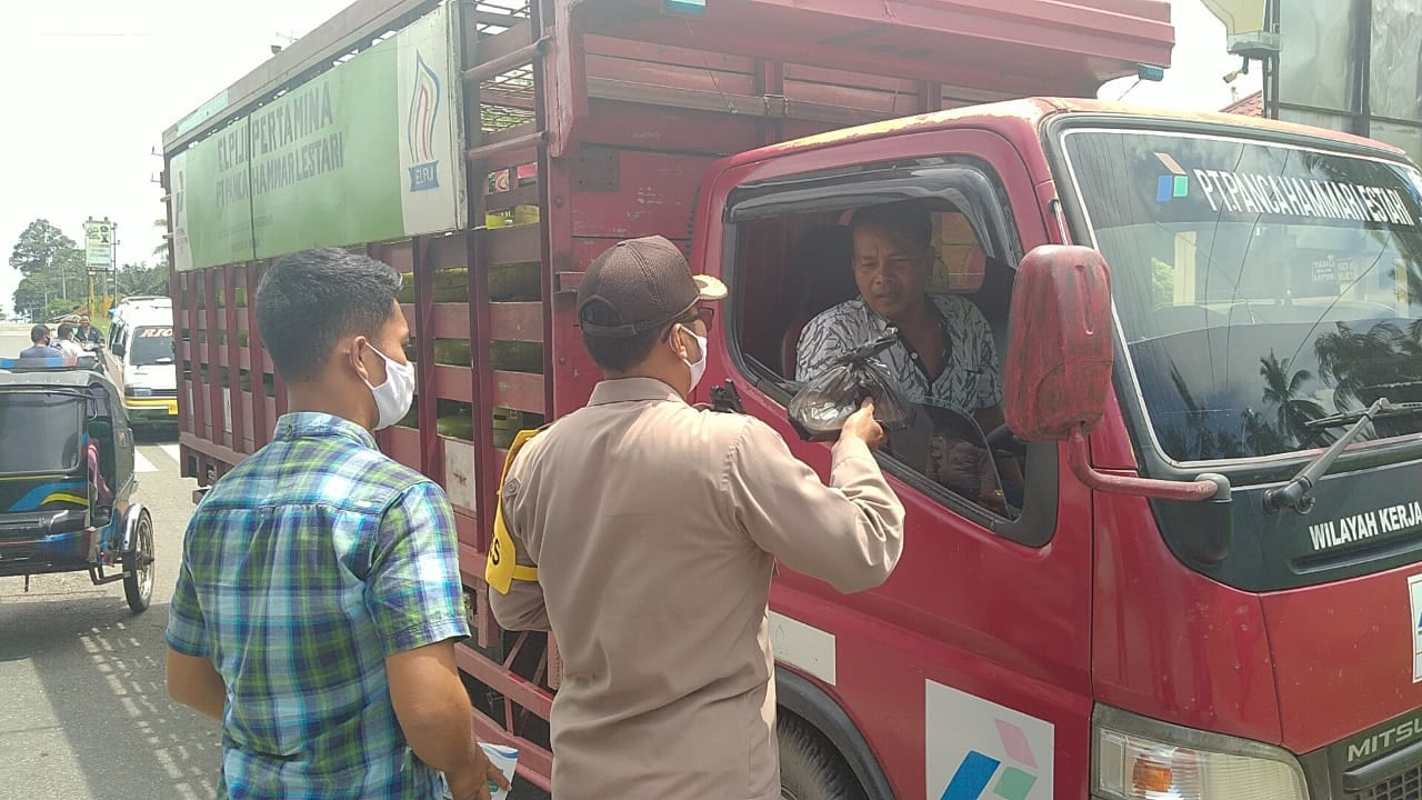 Jumat Barokah, Kapolres Madina Bagikan Nasi Bungkus dan Masker Kepada Masyarakat