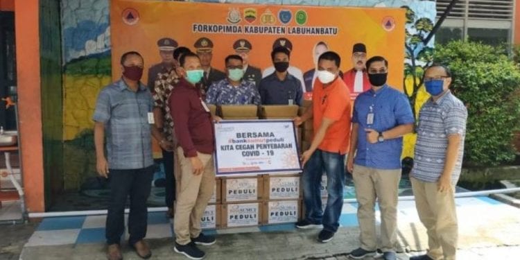 Penyerahan bantuan kepada tim gugus tugas penanganan Covid-19 Labuhanbatu oleh Bank Sumut Cabang Rantauprapat.