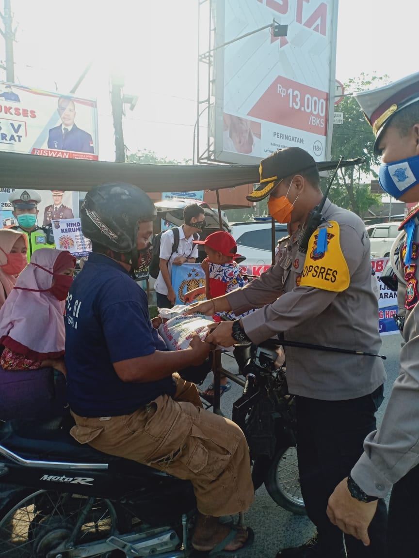 (Ignatius Siagian/taslabnews)  Suasana personel Sat Lantas Polres Tanjungbalai saat memberikan pelatihan kepada pengemudi angkutan orang di Sat Lantas Polres Tanjungbalai.