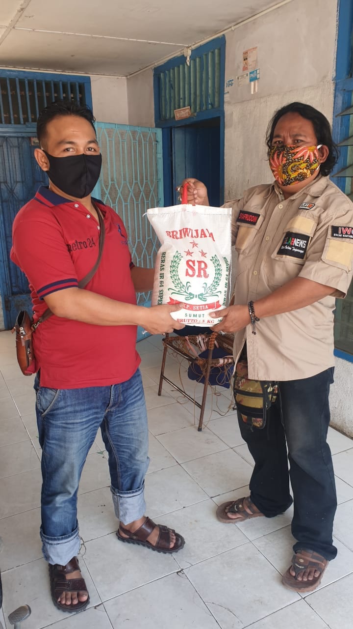 Ketua PD IWO Asahan-Batubara Syafruddin Yusuf menyerahban bantuan beras 5 kg dari Wagubsu Musa Rajeckshah kepa insan pers dan wartawan yang terdampak covid 19.