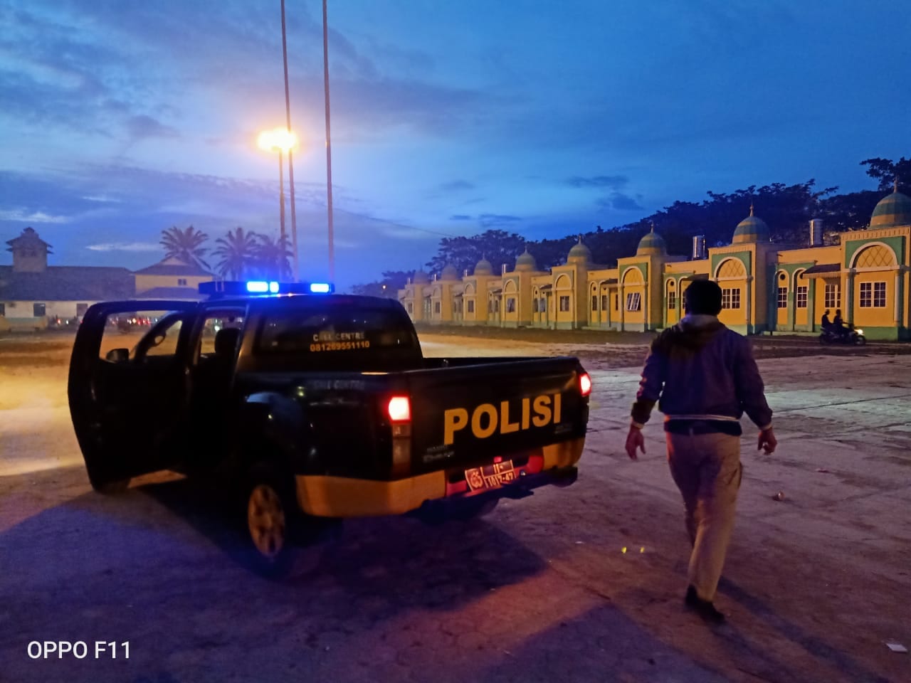 Personel Polres Sergai membubarkan kerumunan massa asmara subuh.