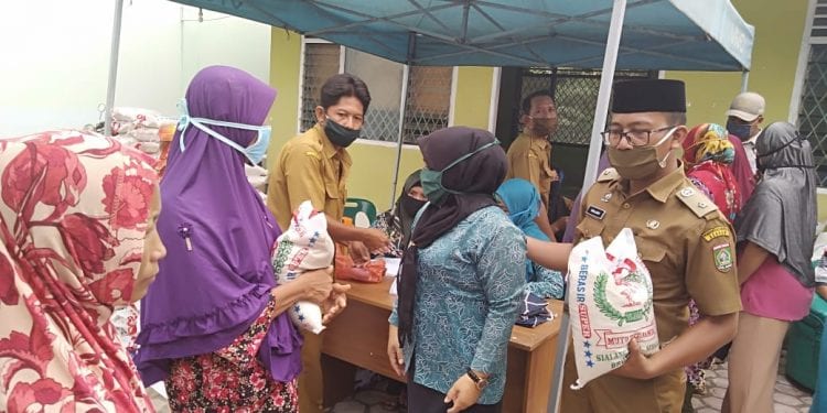 Pemberian bantuan beras pada warga di Aek Ledong Asahan.