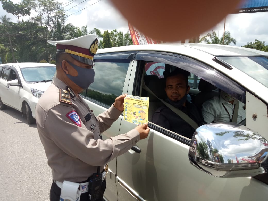 (Ignatius Siagian/taslabnews)  Sat Lantas Polres Tanjungbalai saat melakukan kegiatan penyekatan dan pemeriksaan terhadap setiap kenderaan yang keluar dan masuk Kota Tanjungbalai.