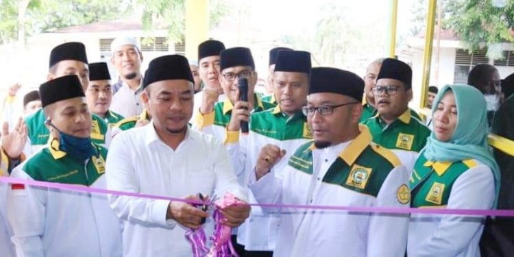 Bupati Labuhanbatu H Andi Suhaimi Dalimunthe ST MT saat menggunting pita peresmian kantor DMI.