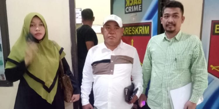 H Alfian Panjaitan (tengah) usai membuat laporan pengaduan ke Polres Tanjungbalai.