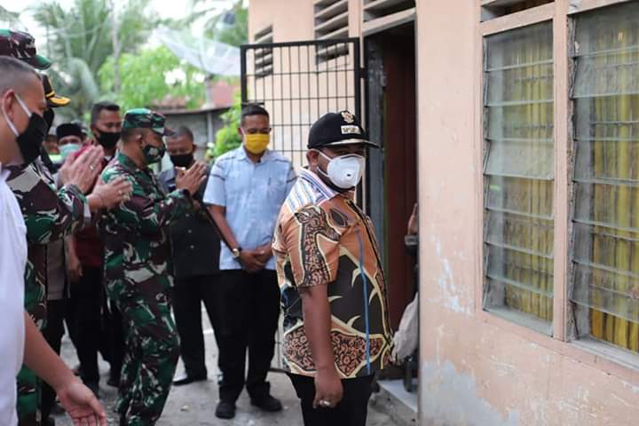 Walikota Tanjungbalai H M Syahrial menyerahkan bantuan dari Pemprovsu