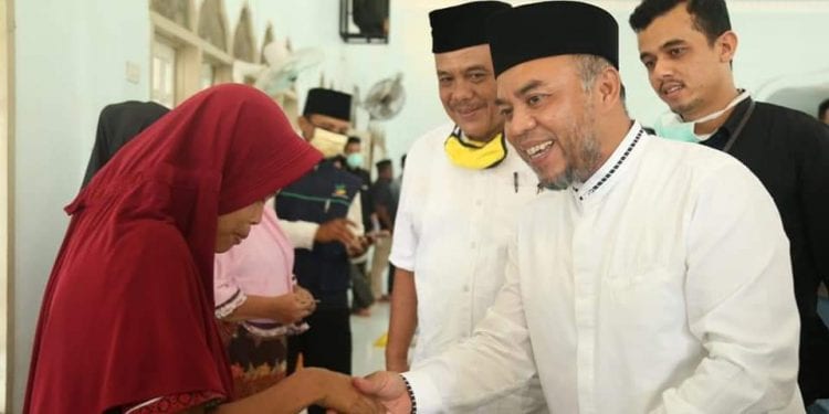 Bupati Labuhanbatu H Andi Suhaimi Dalimunthe ST MT saat memberikan santunan kepada anak yatim.