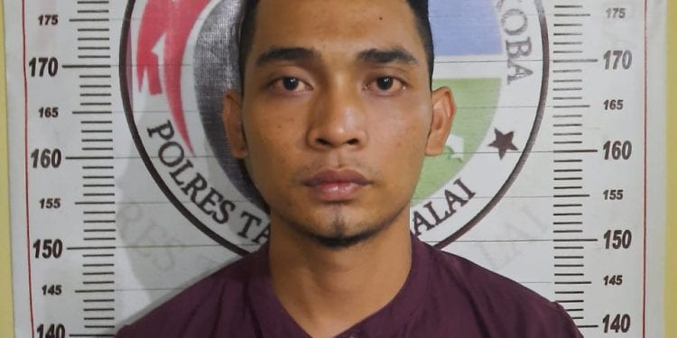 (Ignatius Siagian/taslabnews) Tersangka Muhammad Riki Dalimunthe (24) berikut dengan barang buktinya saat diamankan di Polres Tanjungbalai.