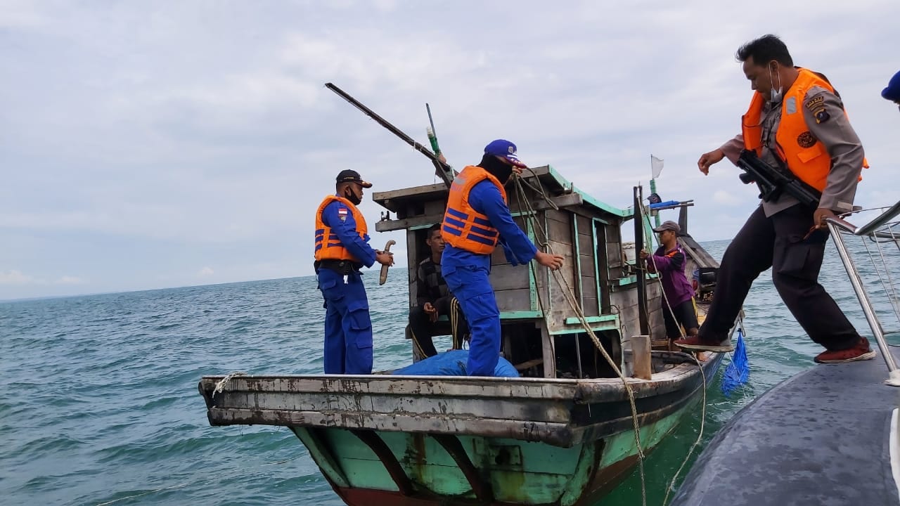 Petugas saat mengamankan kapal pukat tarik