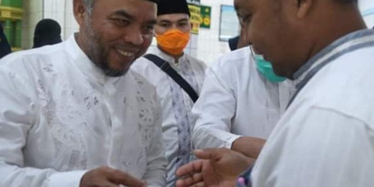 Bupati Labuhanbatu, H Andi Suhaimi Dalimunthe ST MT saat menyalurkan bantuan kepada masyarakat.