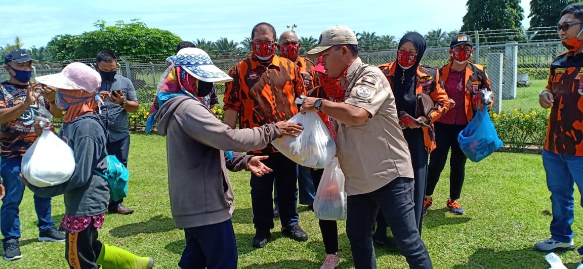 Pengurus MPC PP Simalungun membagikan sembako untuk warga.