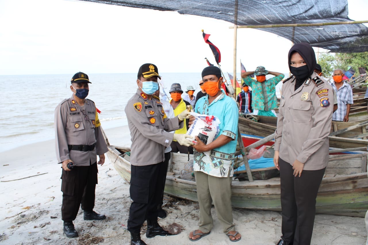 Kapolres Sergai memberikan bantuan kepada nelayan tradisional.