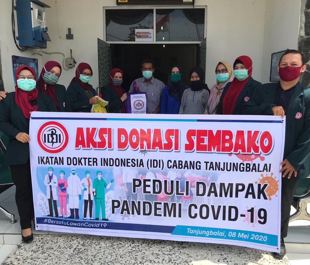 IDI Tanjungbalai saat memberikan bantuan sembako ke warga.