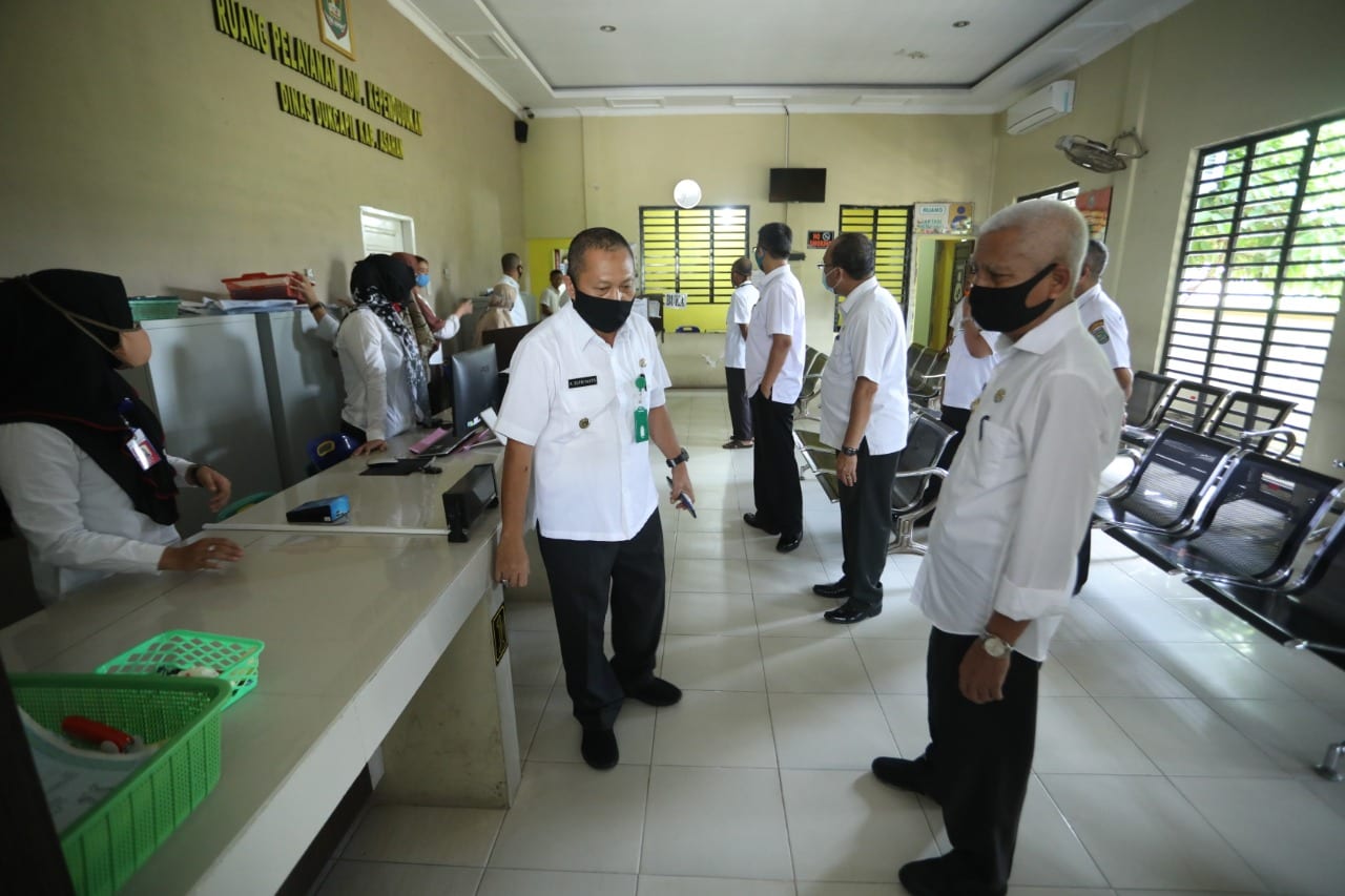 Bupati Asahan Surya saat meninjau kantor catatan sipil.  