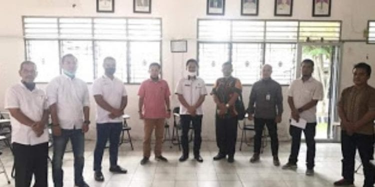 Plt Kadis PMD Labuhanbatu berfoto bersama seusai acara.