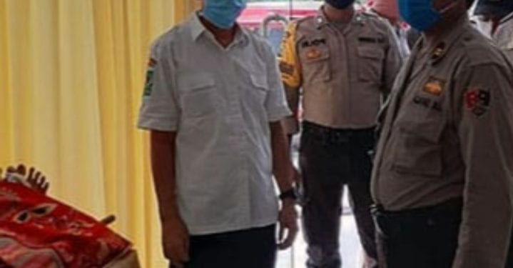 Polisi saat berada di rumah duka