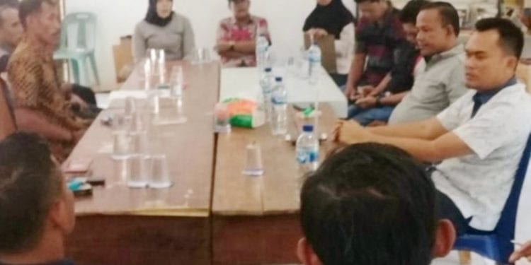 Plt Kadis PMD Labuhanbatu Abdi (kanan) saat melakukan kunjungan kerja ke Desa Cinta Makmur.